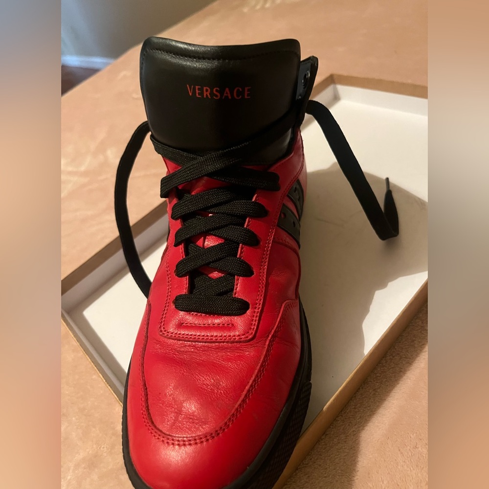 Versace - Picture 3 of 3